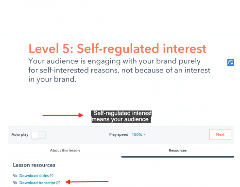 Screenshot di una lezione dell'Academy HubSpot con due frecce a indicare sottotitoli e trascrizioni