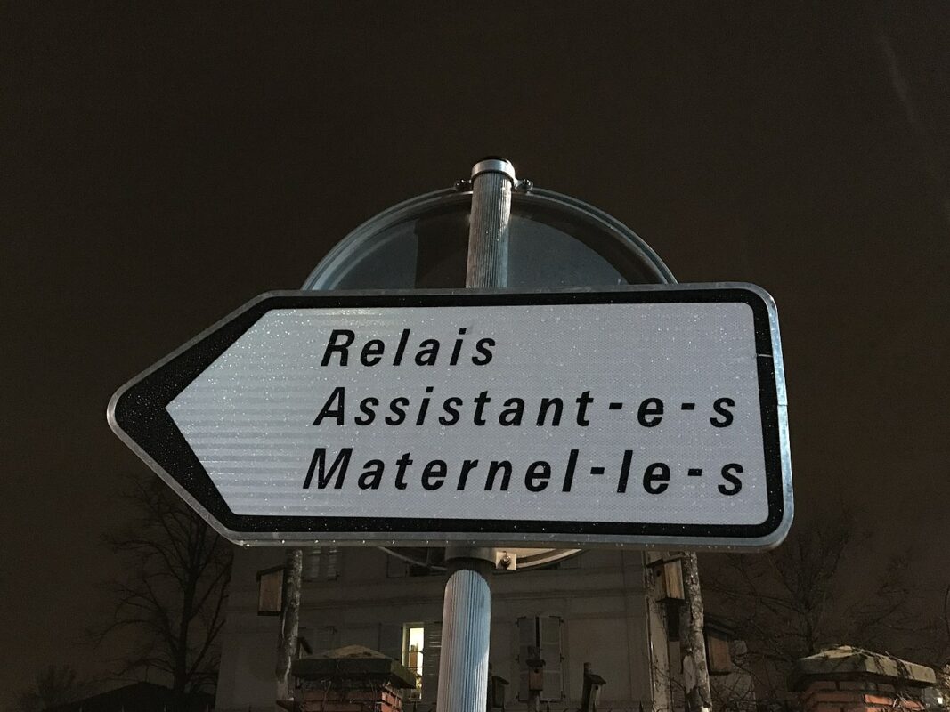 Un cartello stradale in rue Dalayrac, a Fontenay-sous-Bois che usa la scrittura inclusiva: "Relais Assistant·e·s Maternel·le·s"